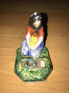 Porcelánová soška dívky u hrobu