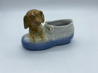 Porcelánový jehelníček pes s botou