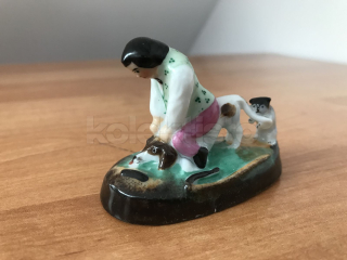 Porcelánová soška chlapce, psa a kočky