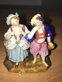 Porcelánová soška zamilovaného páru