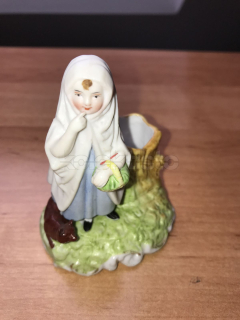 Porcelánová soška dívka s košíkem