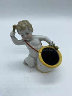 Porcelánový jehelníček chlapec s bubnem