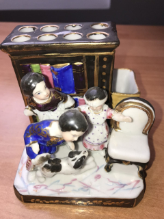 Porcelánová soška hrajících si dětí, držák na cigára