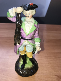 Porcelánová soška lovce
