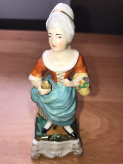 Porcelánová soška ženy