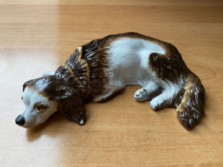 Porcelánová figurka loveckého psa