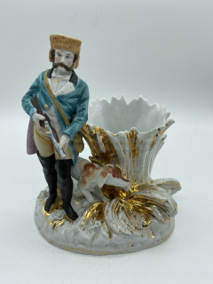 Porcelánová soška lovce s puškou, biskvit
