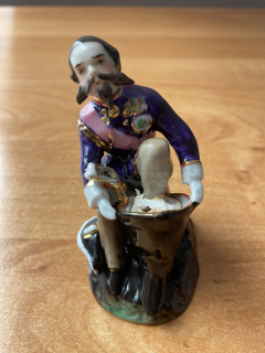 Porcelánová soška důstojníka