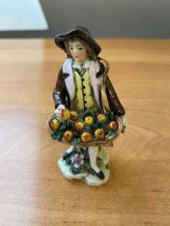 Porcelánová soška prodavače jablek zn. N+korunka
