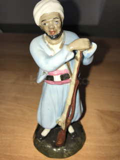 Porcelánová soška araba s puškou
