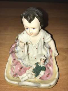 Porcelánová soška dítěte s hračkami