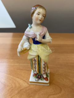Porcelánová soška děvčátka