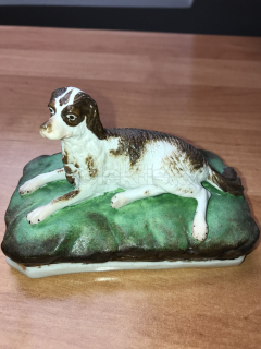 Porcelánová soška psa