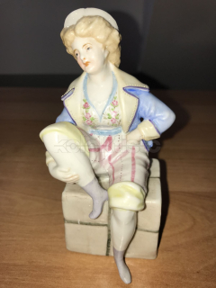 Porcelánová soška sedící dívky