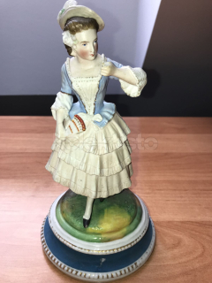 Porcelánová soška ženy s vějířem