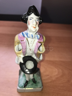 Porcelánový stojánek na cigára Muž s cylindrem, fialový