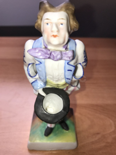 Porcelánový stojánek na cigára Muž s cylindrem, modrý