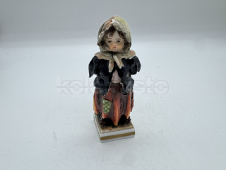 Porcelánová figurka dívka