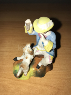 Porcelánová soška chlapce se psem