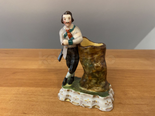 Porcelánová soška muže s puškou