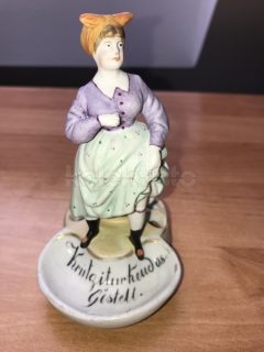 Porcelánová soška služky, biskvit