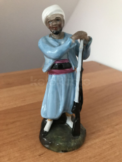 Porcelánová soška arabského vojáka