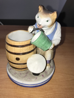 Porcelánová soška kočky s vědrem