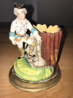 Porcelánová soška chlapce s puškou