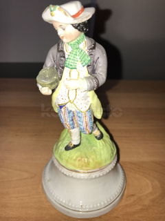 Porcelánová soška chlapce