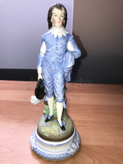 Porcelánová soška chlapce