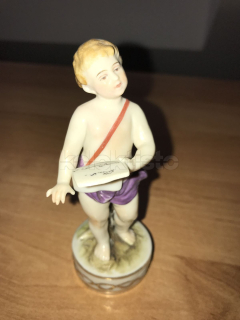Porcelánová soška chlapce