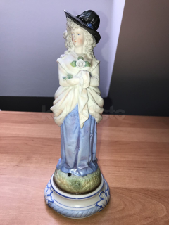 Porcelánová soška dívky
