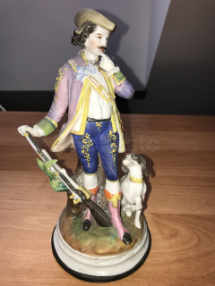 Porcelánová soška lovce s puškou a psem