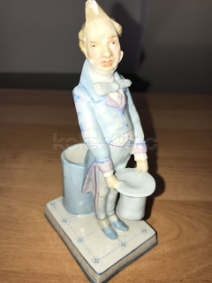 Porcelánová soška muž s cylindrem