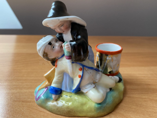 Porcelánová soška vojáčka s řádovou sestrou dávající mu napít