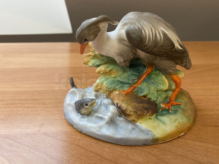 Porcelánová soška volavka a ryba, biskvit