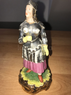 Porcelánová soška ženy v brnění