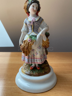 Porcelánová soška ženy
