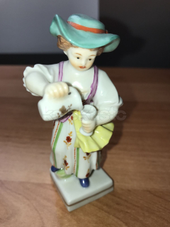 Porcelánová soška dívky