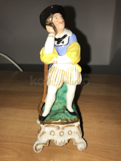 Porcelánová soška muže s holí