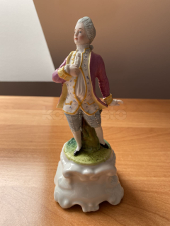 Porcelánová soška kavalíra