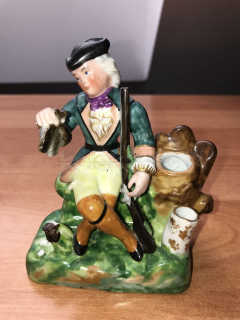 Porcelánová soška lovce s úlovkem