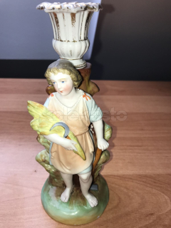 Porcelánový svícen chlapec