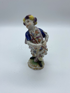 Porcelánová soška chlapce