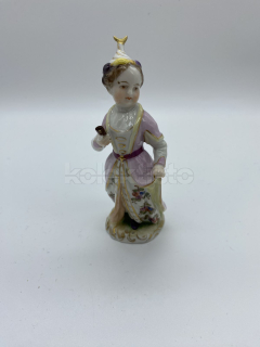 Porcelánová soška dívky s vějířem