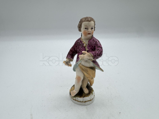 Porcelánová soška chlapce