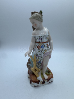 Porcelánová soška ženy s pluhem