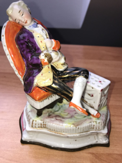 Porcelánová soška (stojánek na jehlice nebo sirky) krásně spící dívky