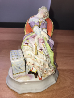 Porcelánová soška (stojánek na jehlice nebo sirky) krásně spící dívky