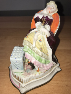 Porcelánová soška (stojánek na jehlice nebo sirky) krásně spícího muže